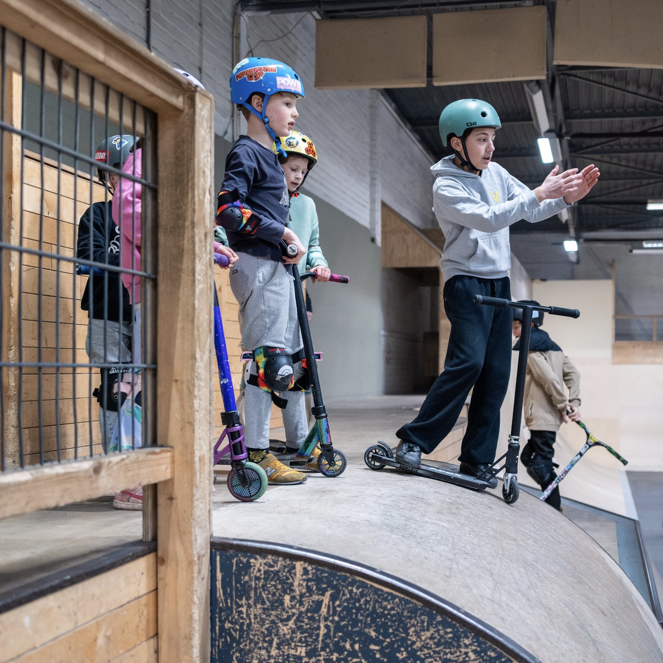 Kinderen bereiden zich voor op een oefening tijdens een stuntsteples op een ramp